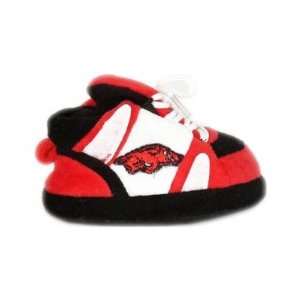  Comfy Feet ARK03 Arkansas Razorbacks Baby Slipper in Red 