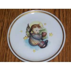  Berta Hummel Museum Miniature Plate, Small Angel with Gift 