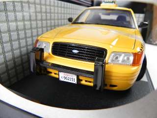 FORD CROWN TAXI Victoria Checker Cab,1:18,yellow,NEU  